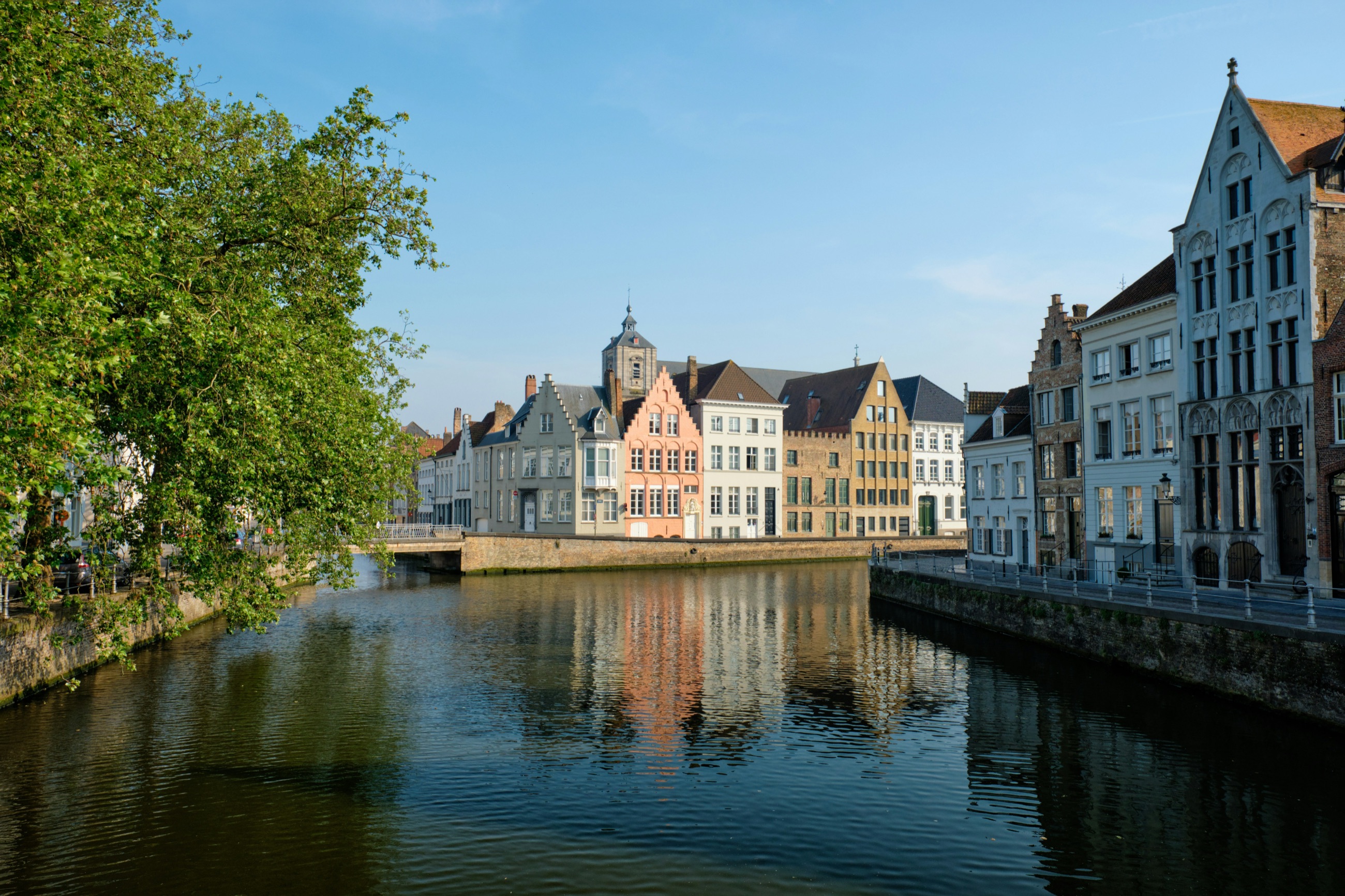 Historische Stadthäuser an einem Wasserlauf