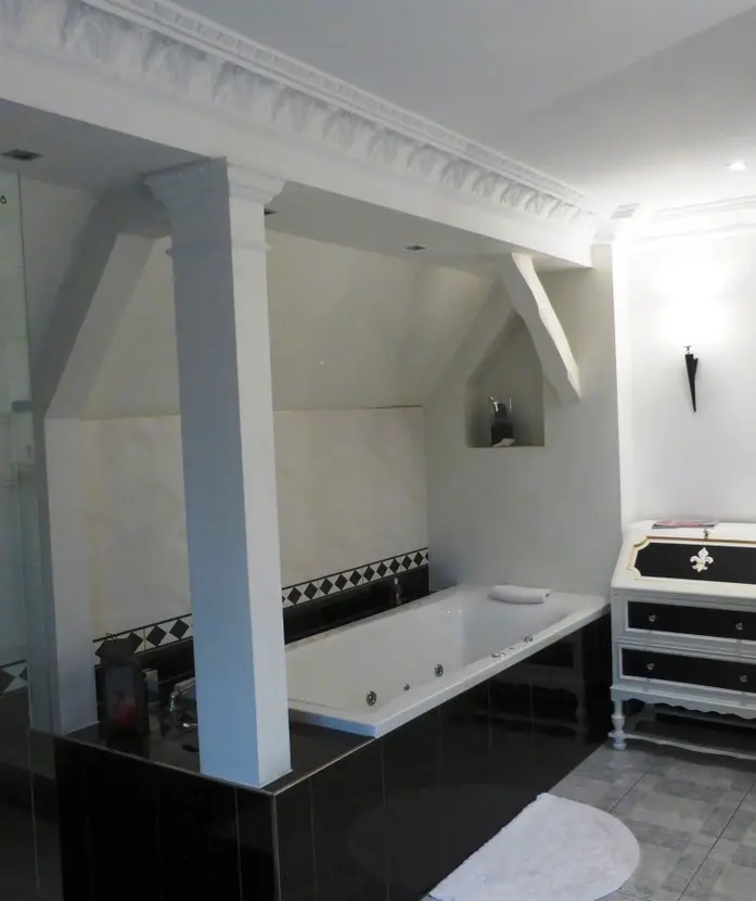 Hochwertiges Badezimmer mit freistehender Badewanne