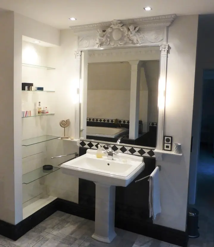 Badezimmer mit großem Waschtisch und klassischer Ausstattung