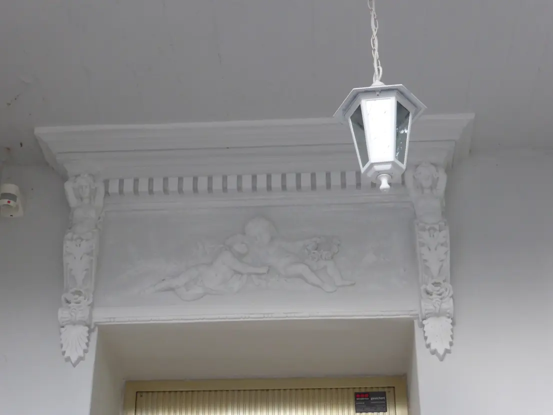 Detailaufnahme eines Stuckreliefs im Eingangsbereich