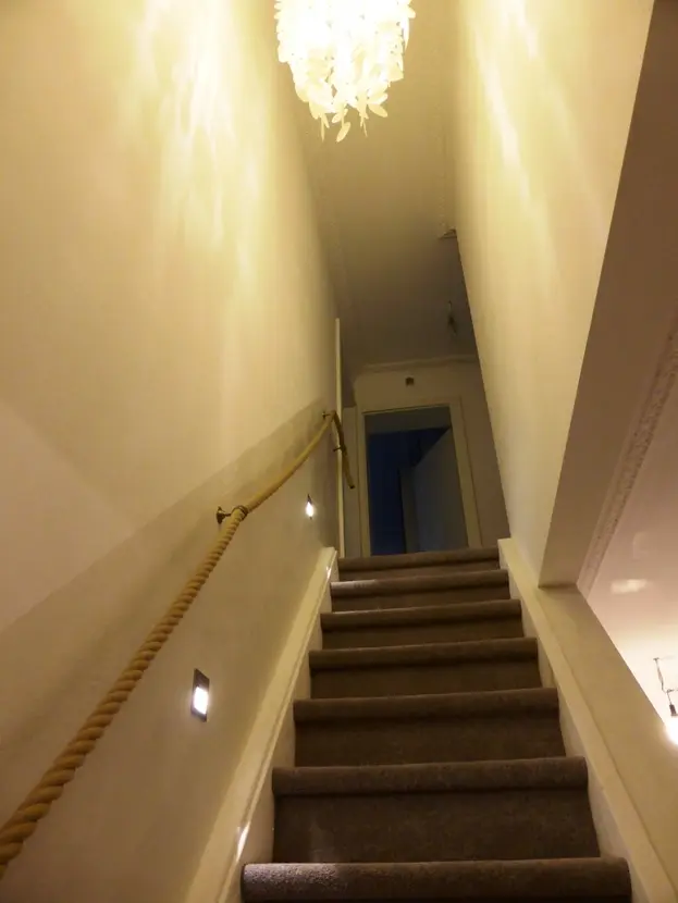 Innenliegendes Treppenhaus zwischen den Wohnebenen