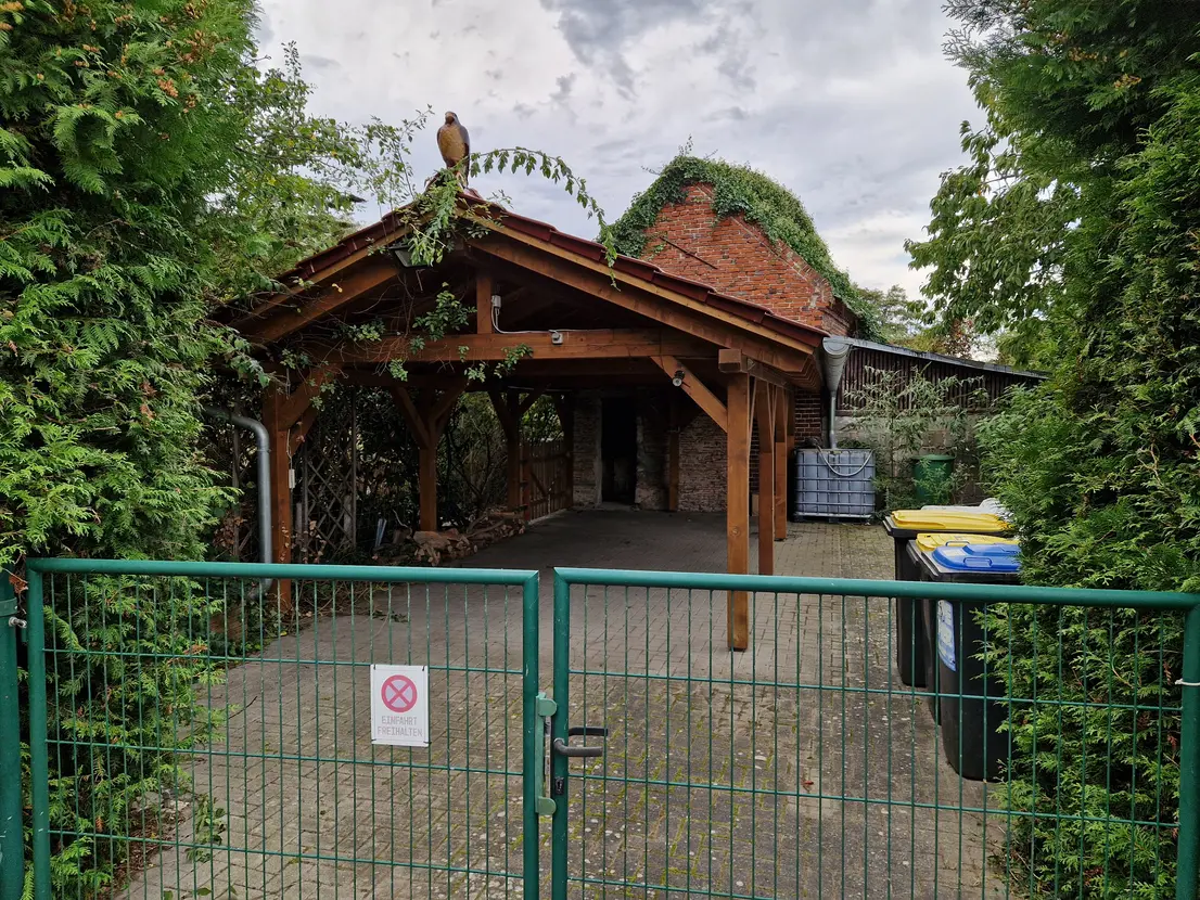 Massives Holzcarport vor der als Lager genutzten Scheune