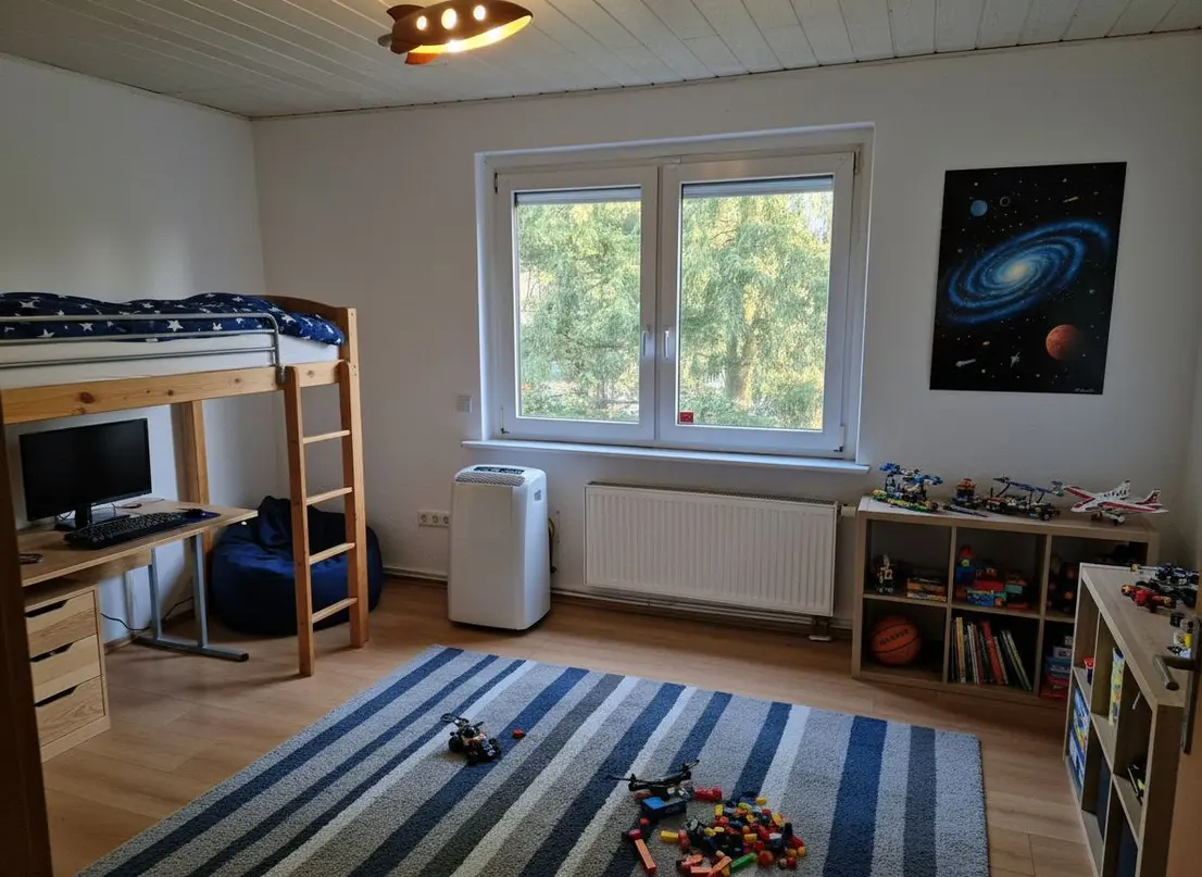 Kinderzimmer mit Hochbett, Schreibtisch und Blick ins Grüne