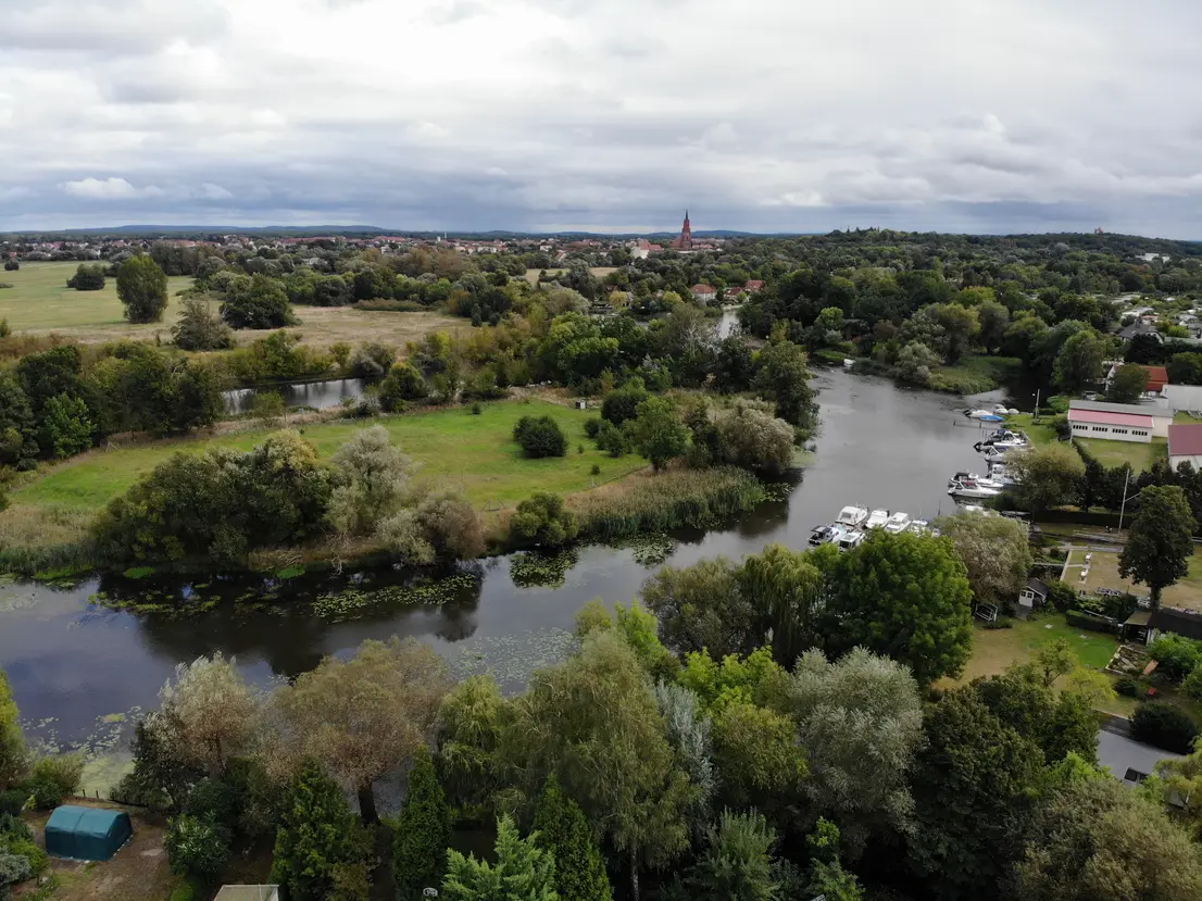 Luftaufnahme der Havelarme und der grünen Umgebung von Rathenow