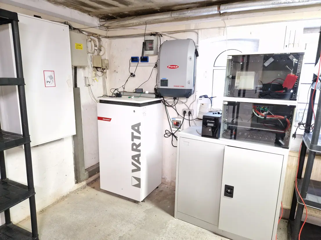 VARTA-Stromspeicher und Fronius-Wechselrichter der Photovoltaikanlage im Keller
