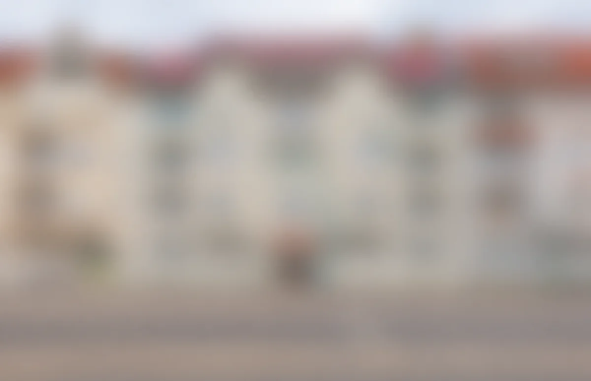 Unkenntliche Vorschau eines diskret angebotenen Mehrfamilienhauses