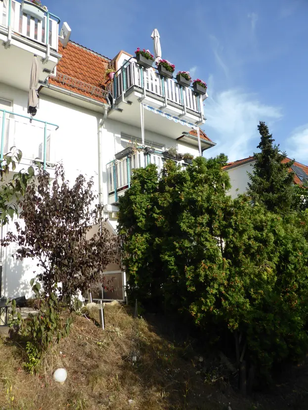 Rückwärtige Hausansicht mit Balkonen und Gartenbereich