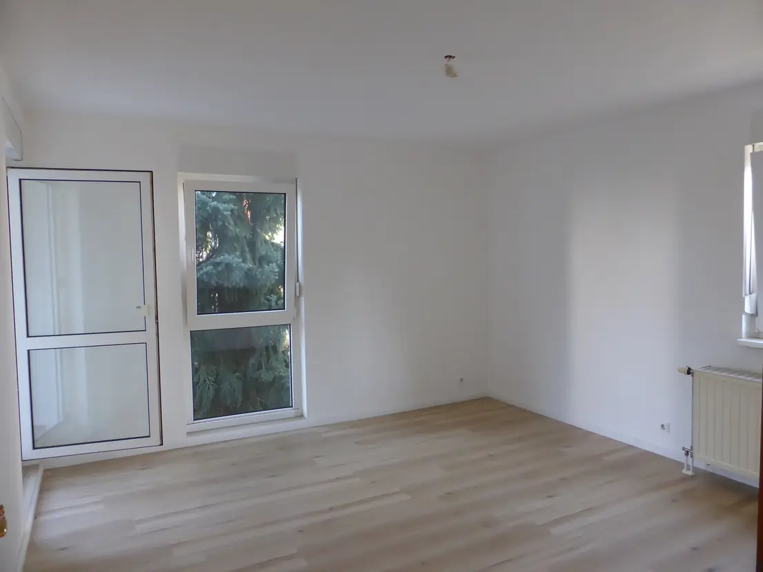 Leeres helles Zimmer mit breiter Fensterfront