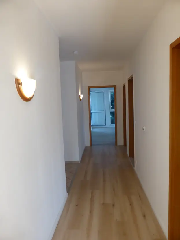 Langer heller Flur innerhalb der Wohnung