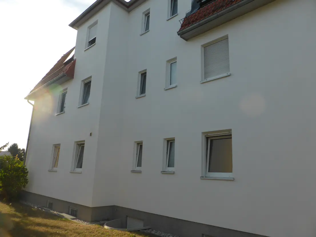 Seitliche Ansicht des gepflegten Mehrfamilienhauses