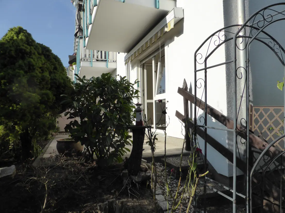 Private Terrasse am begrünten Weg der Wohnanlage