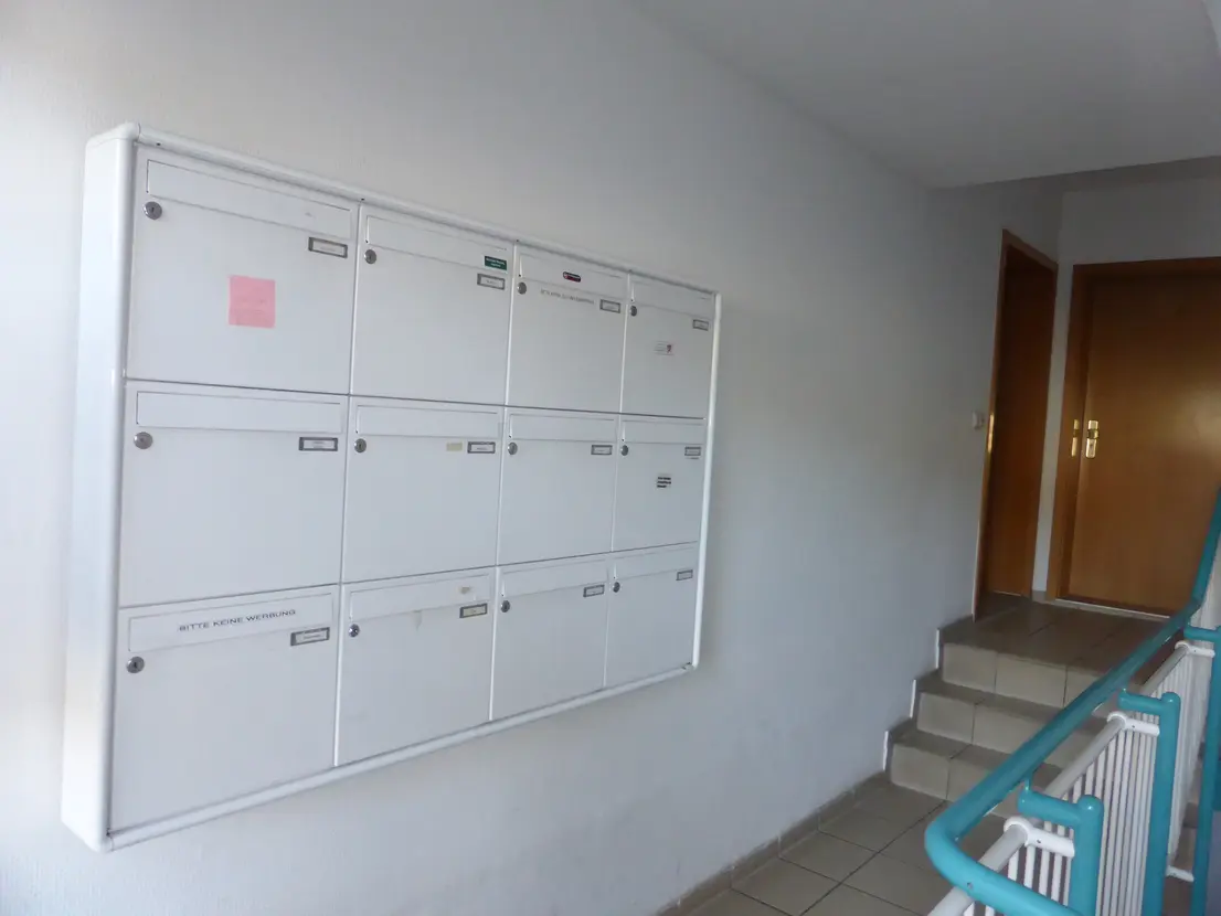 Gepflegtes Treppenhaus mit Briefkastenanlage