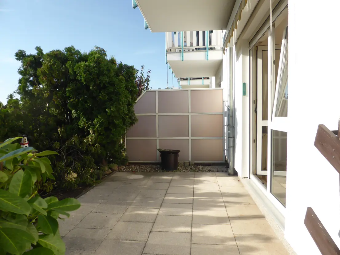 Geschützte Westterrasse vor dem Wohnbereich