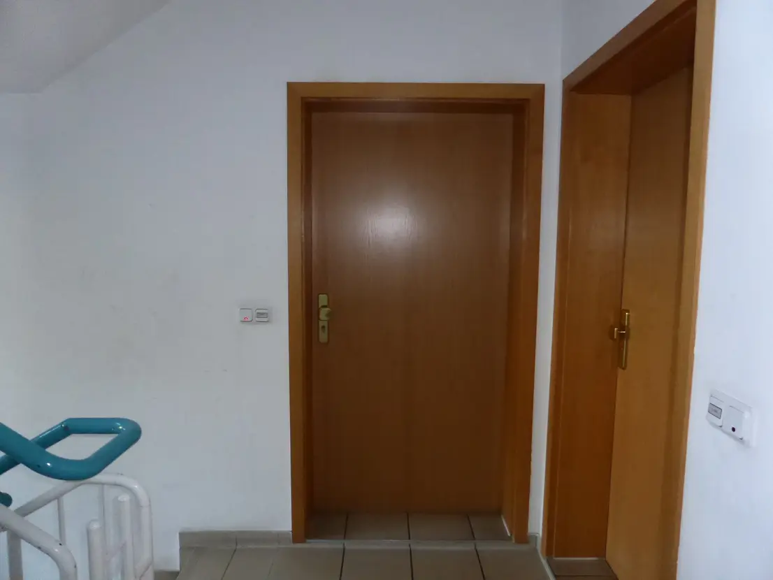 Wohnungseingang auf dem Treppenabsatz des Hochparterres