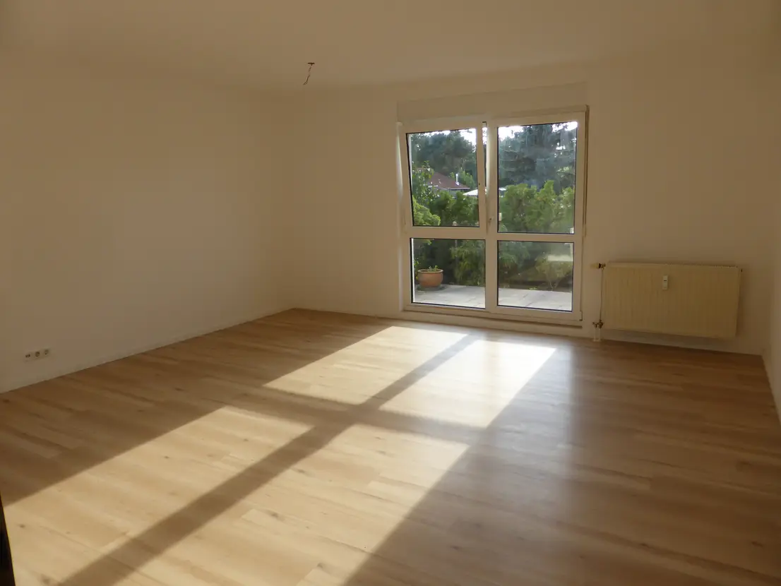 Helles Wohnzimmer mit direktem Zugang zur Terrasse