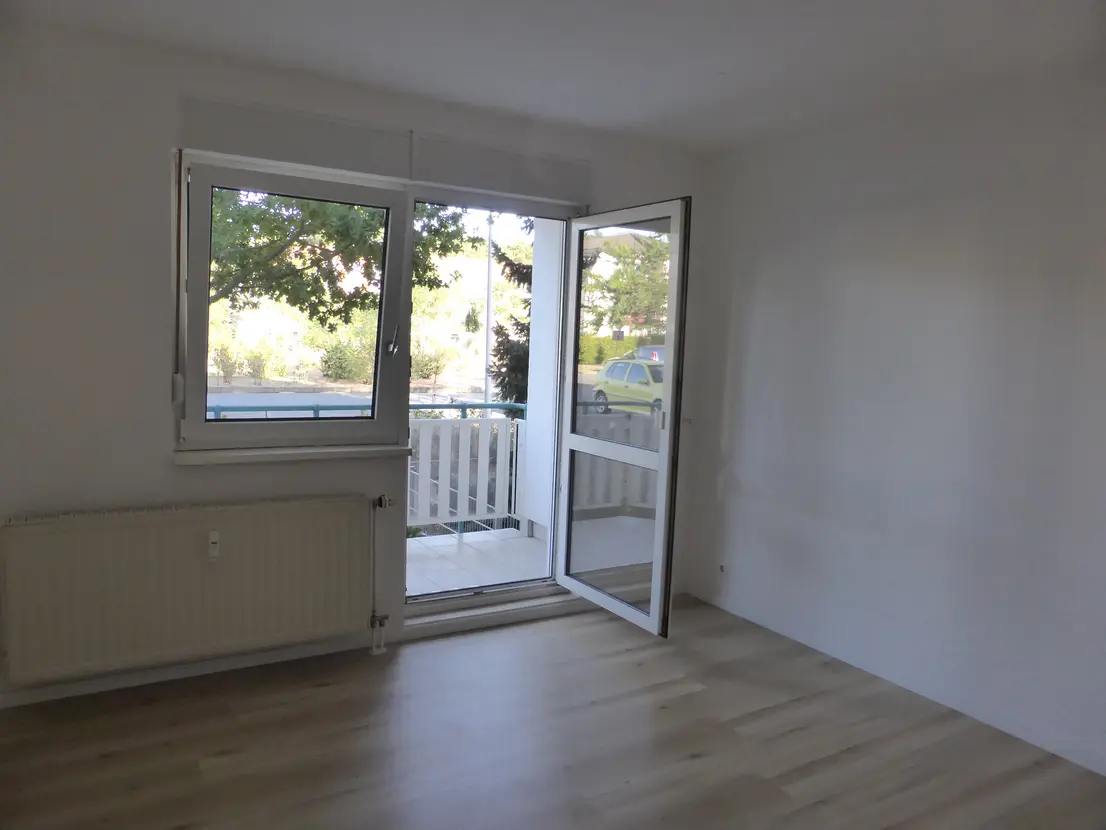 Wohnraum mit Tür zum sonnigen Balkon