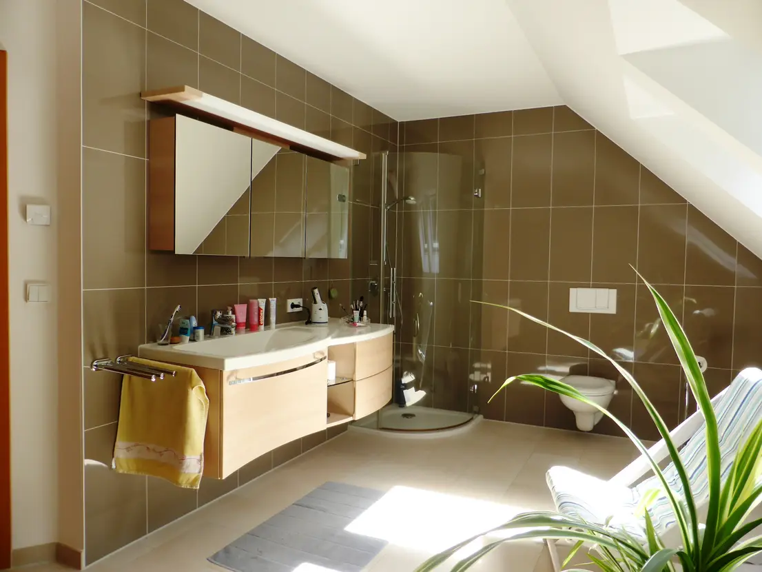 Badezimmer mit breitem Einbauwaschtisch