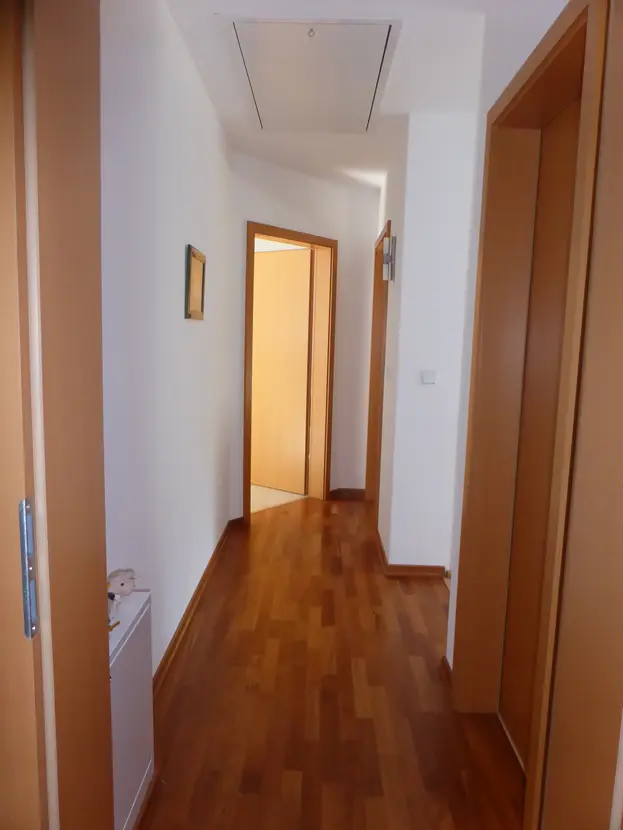 Großzügiger Eingangsflur mit Echtholztreppe