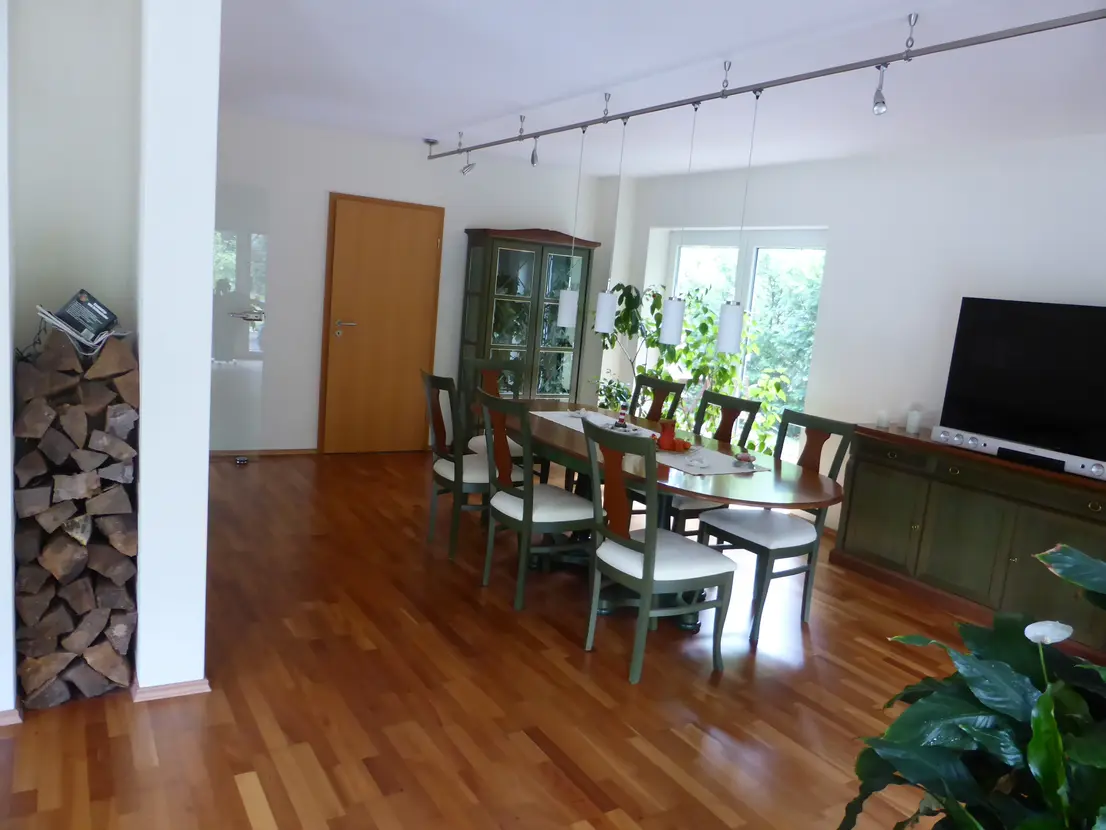 Heller Essbereich mit Blick in den Garten