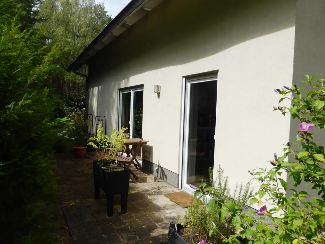 Kleine Frühstücksterrasse an der Hausseite