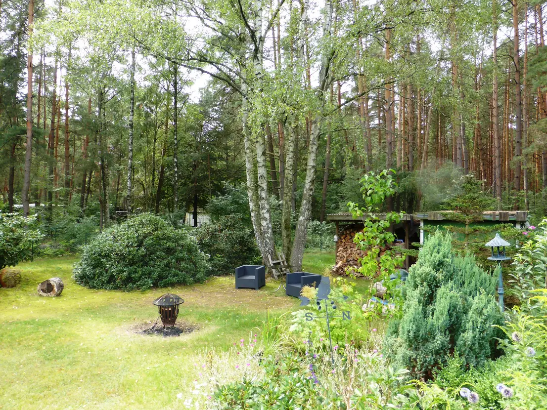 Weitläufiger eingefriedeter Garten auf dem Sonnengrundstück