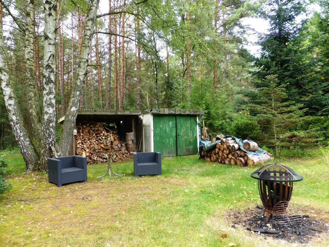 Gartensitzplatz mit Feuerkorb und Geräteschuppen