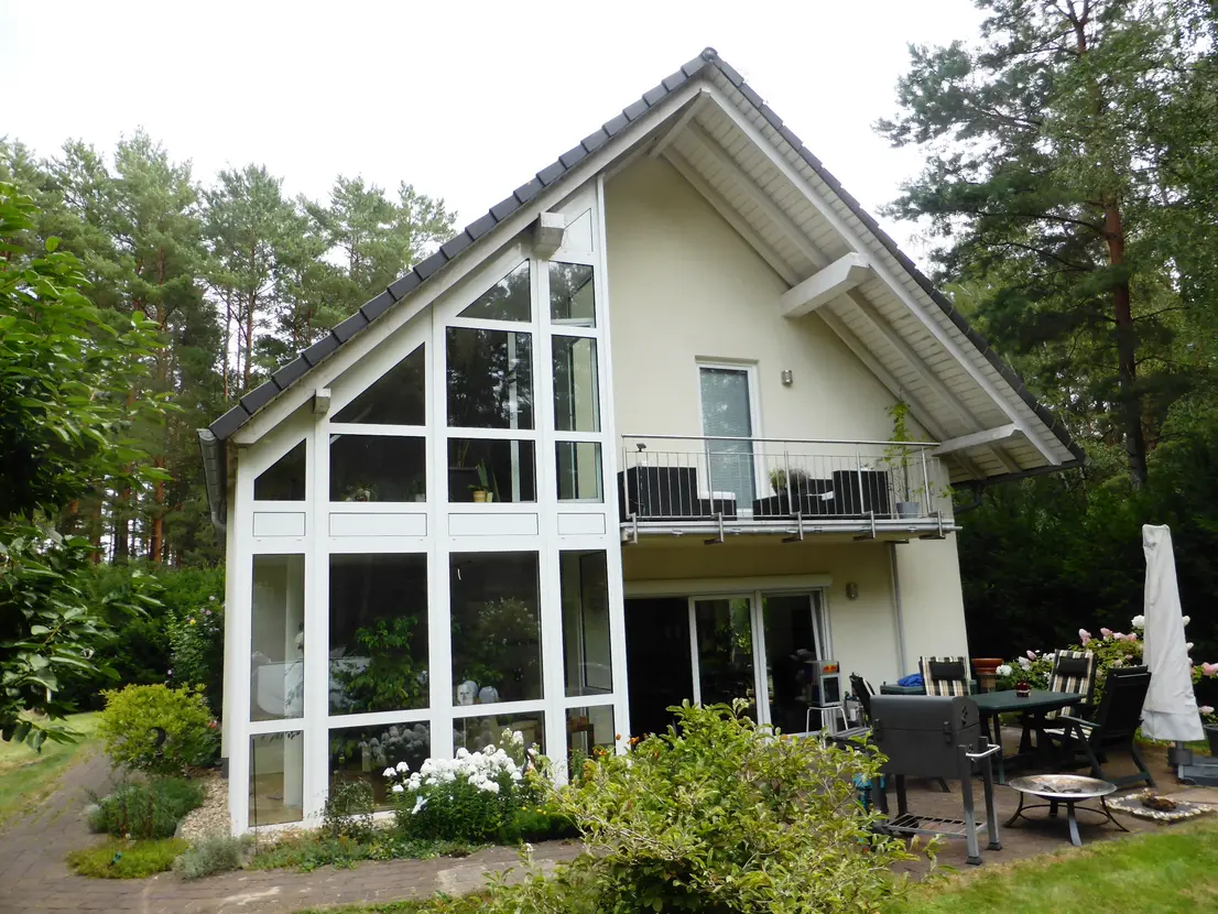 Gartenseitige Giebelfassade mit großen Fensterflächen