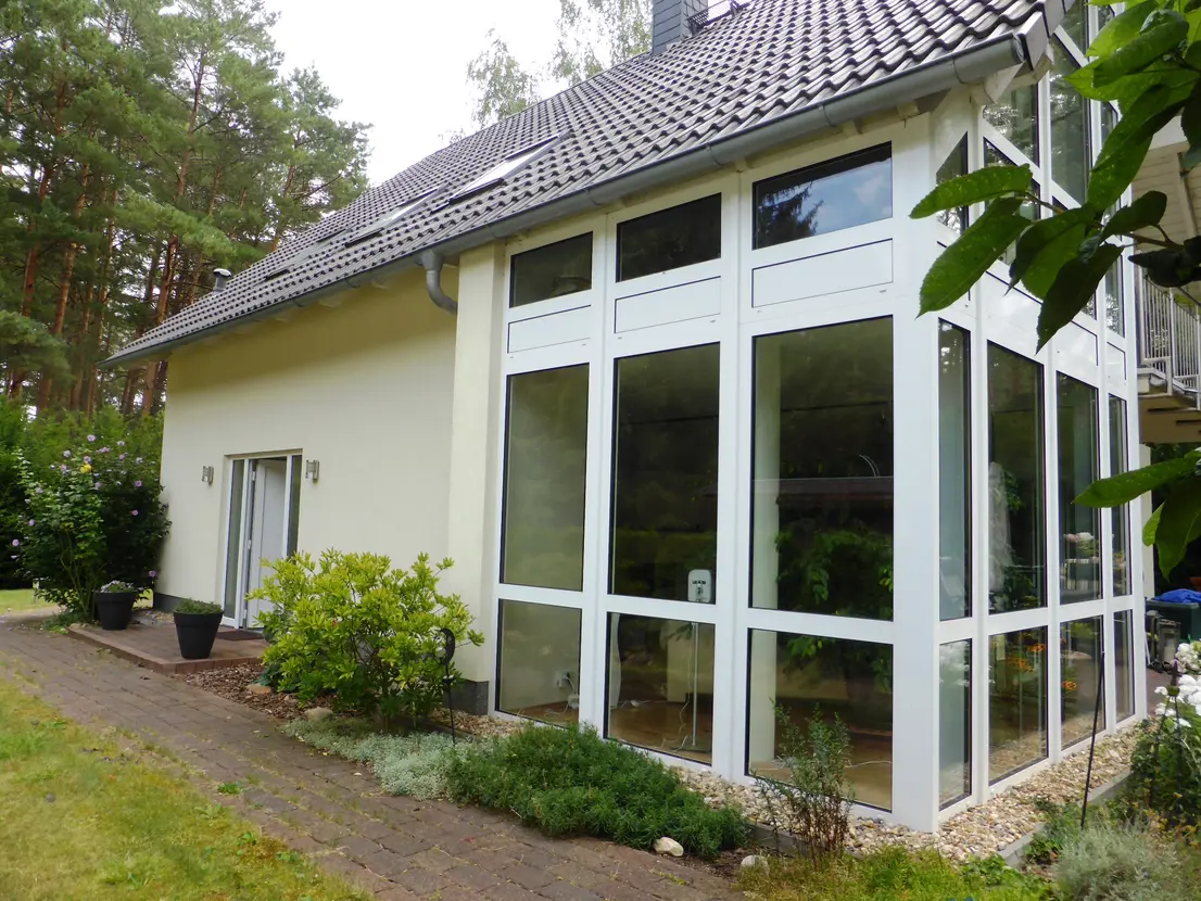 Seitenansicht des Hauses mit verglastem Giebelerker