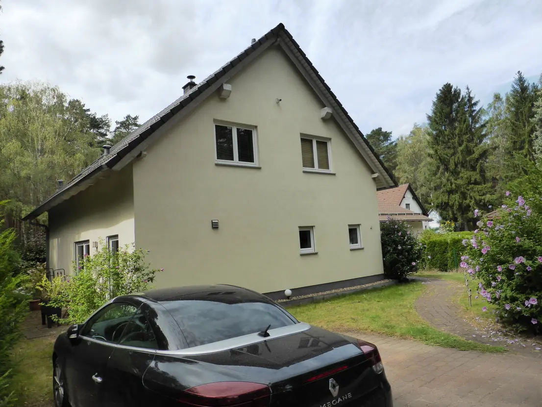 Seitenansicht mit dem Stellplatz vor dem Haus