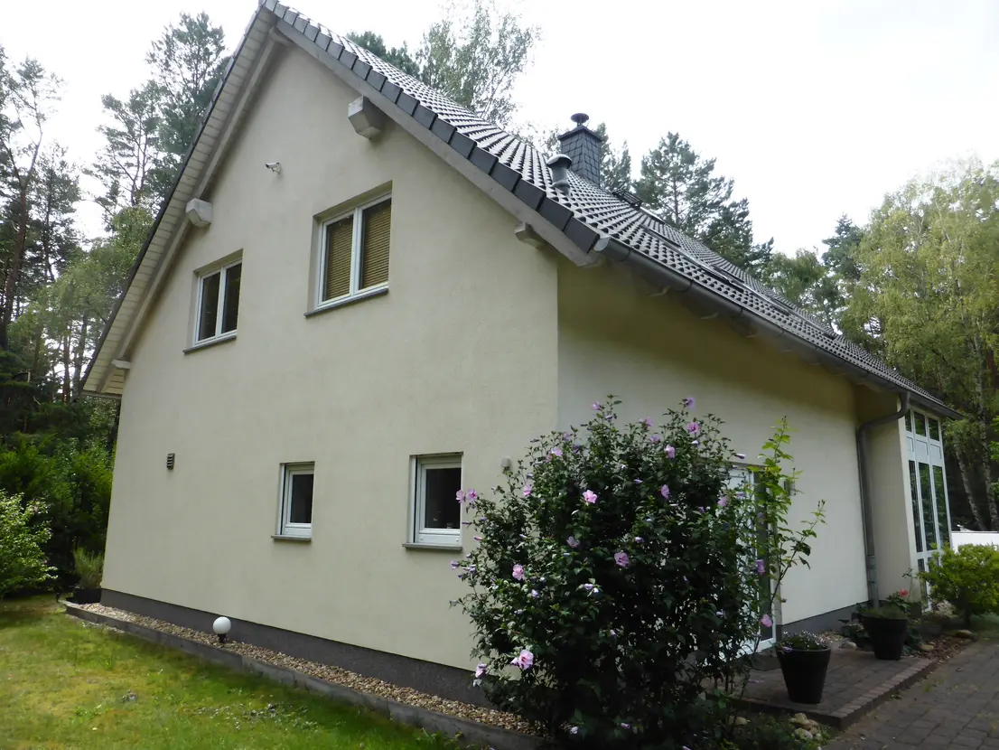 Gepflegte Seitenfassade des Einfamilienhauses
