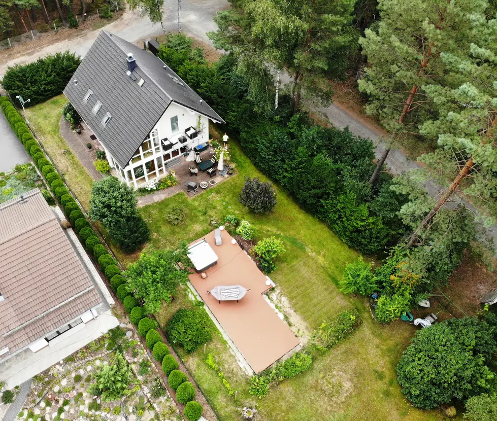 Luftaufnahme des Einfamilienhauses auf dem großen Sonnengrundstück