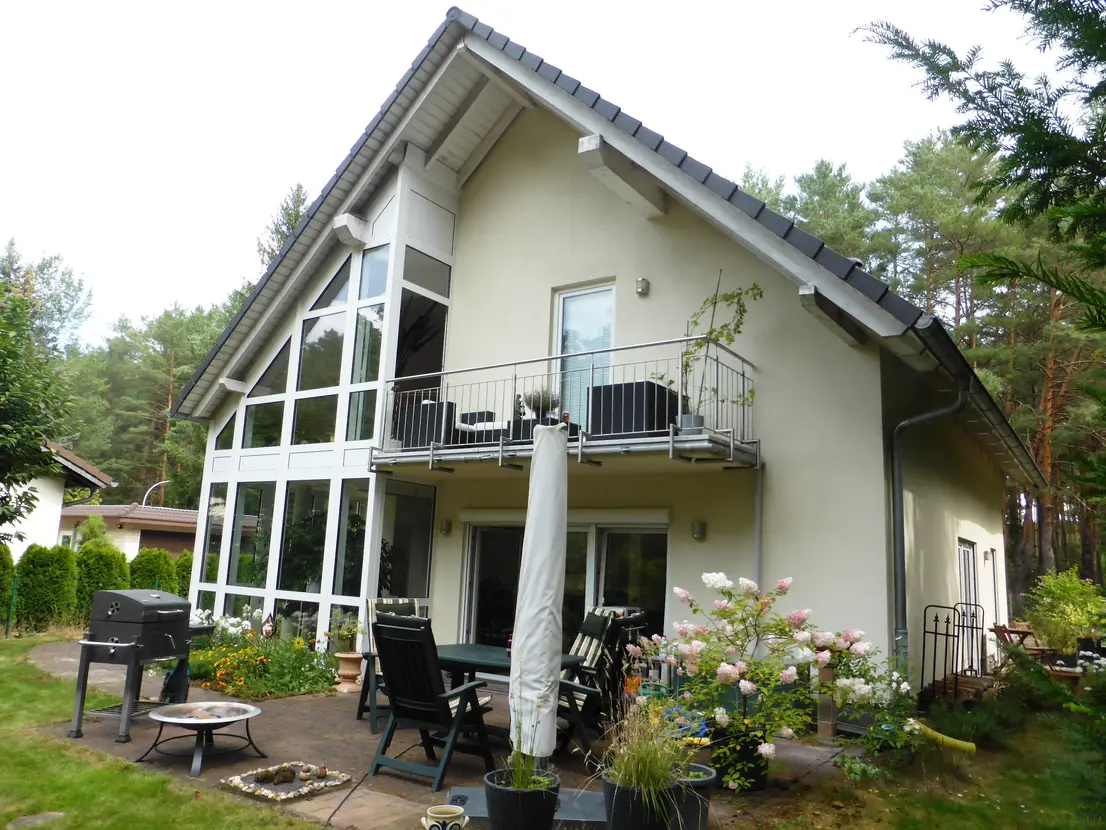 Gartenfassade des Hauses mit Südwestbalkon