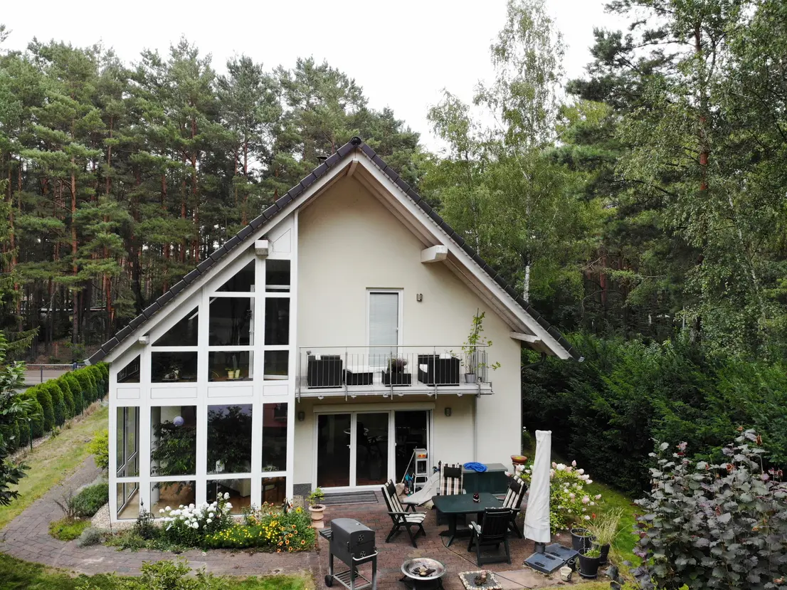 Rückwärtige Hausansicht vom weitläufigen Garten aus