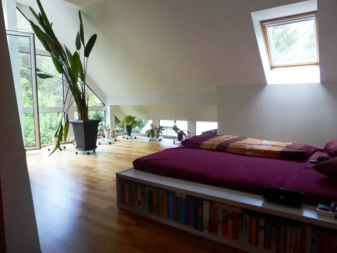 Schlafzimmer im Obergeschoss mit Parkettboden