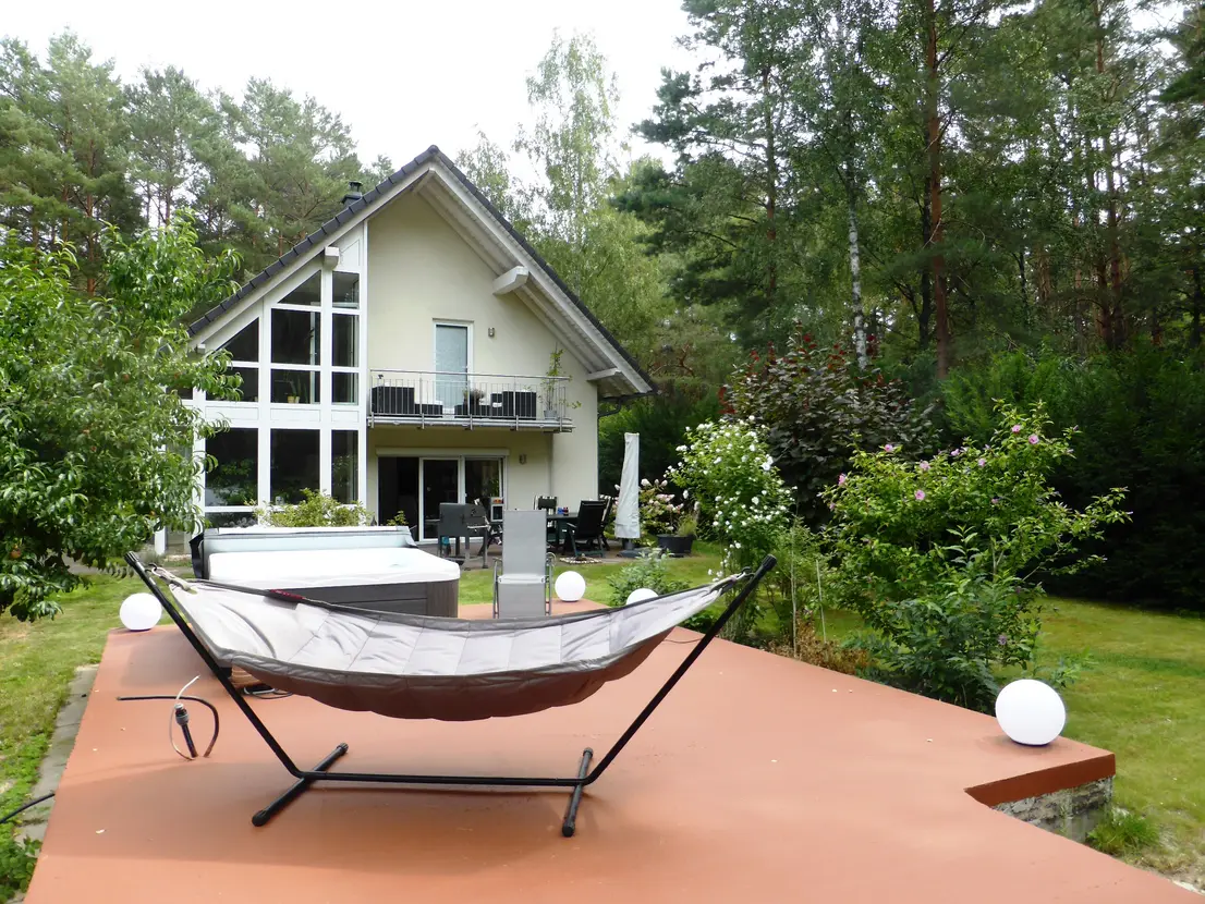 Große Wellness-Terrasse mit Whirlpool und Hängematte