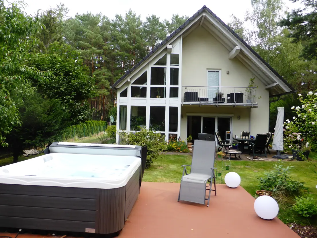 Privater Whirlpool auf der sonnigen Gartenterrasse