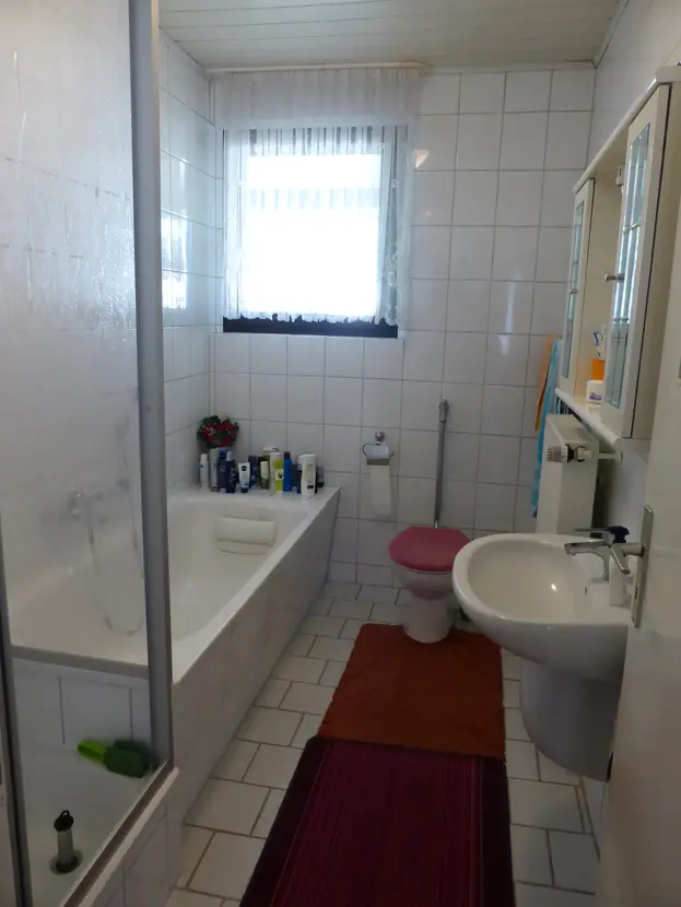 Übersicht des Badezimmers mit Wanne und Waschtisch