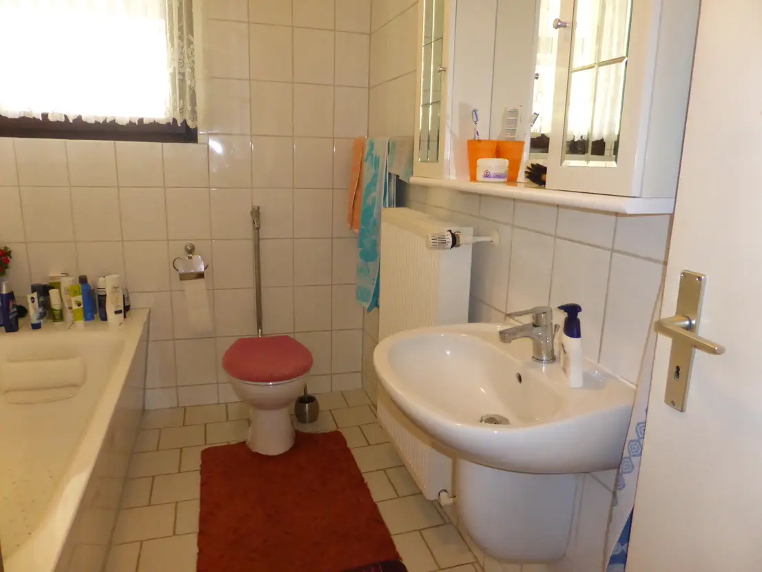 Badezimmer mit Badewanne, Waschbecken und Toilette