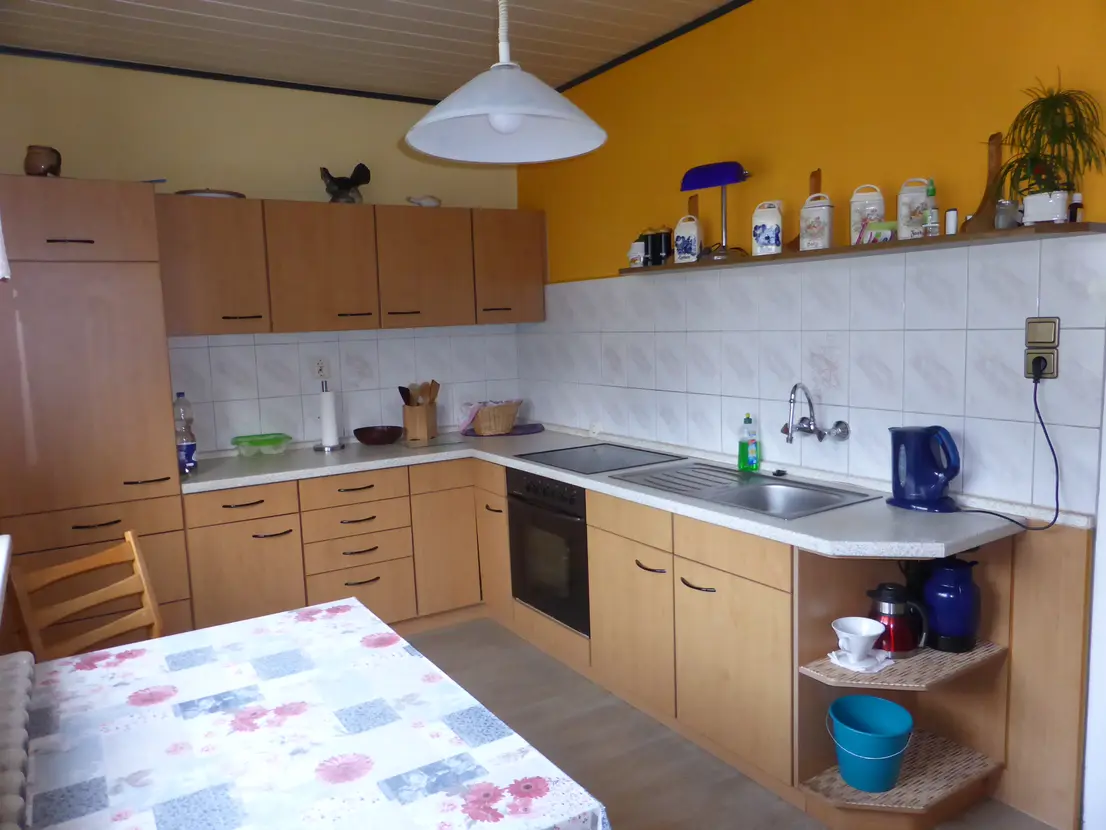 Voll ausgestattete Einbauküche mit hellen Fronten