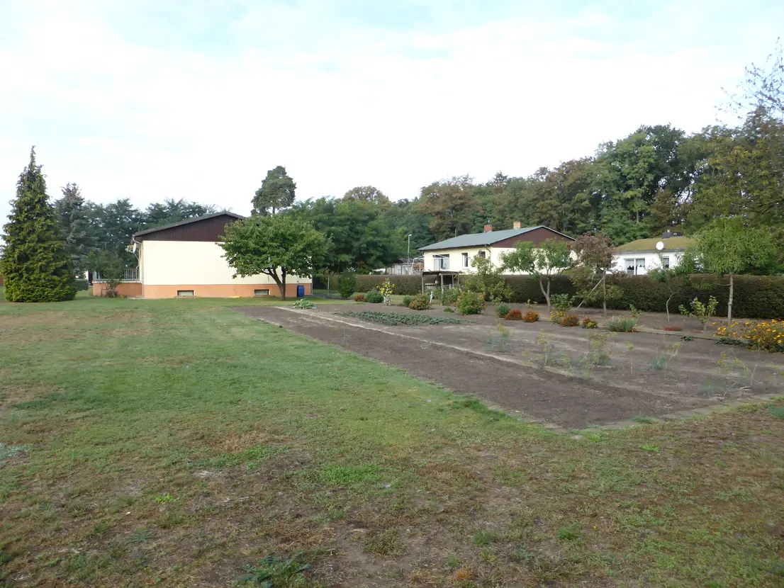 Weitläufiger gepflegter Garten hinter dem Haus