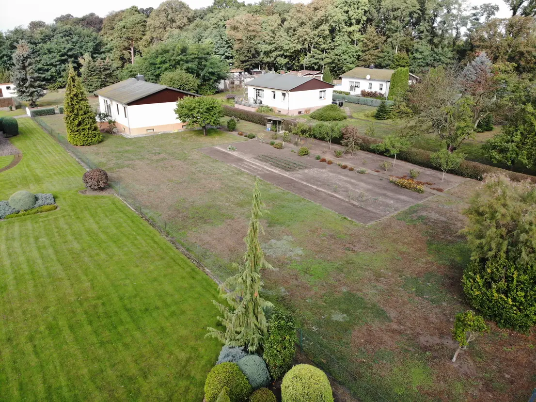 Übersicht des langgestreckten Gartengrundstücks aus der Luft