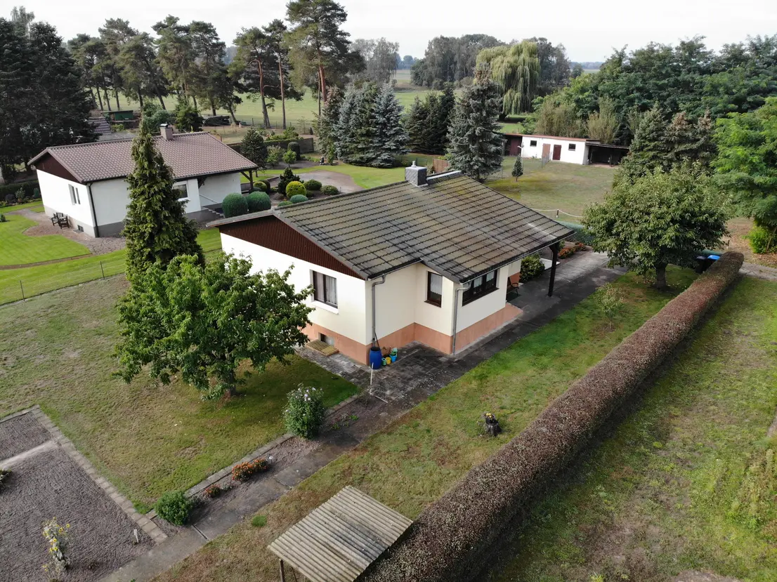 Seitliche Luftaufnahme des Hauses mit Garten und Nebengebäuden