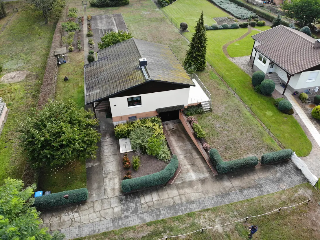 Luftaufnahme des Einfamilienhauses und des großen Gartengrundstücks