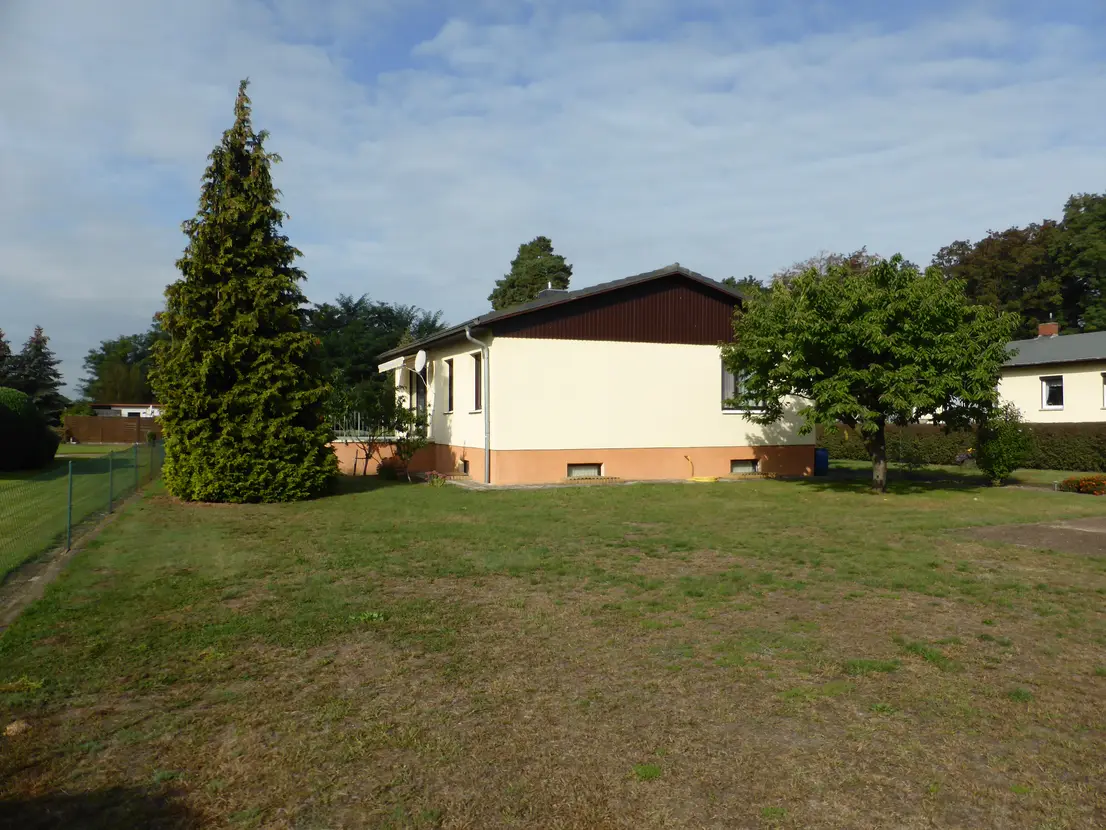Gartenansicht des Wohnhauses auf dem begrünten Grundstück