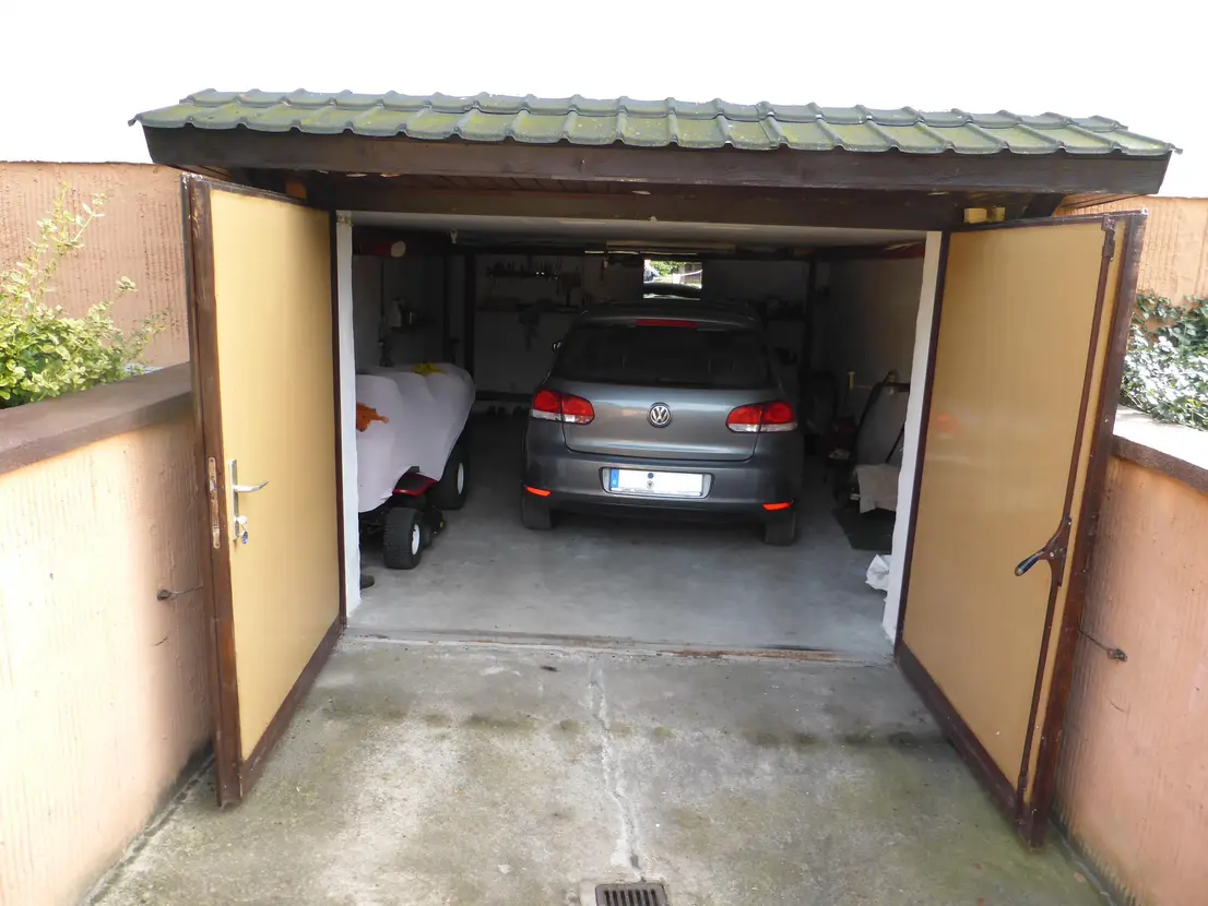 Innenansicht der geräumigen Garage im Kellergeschoss