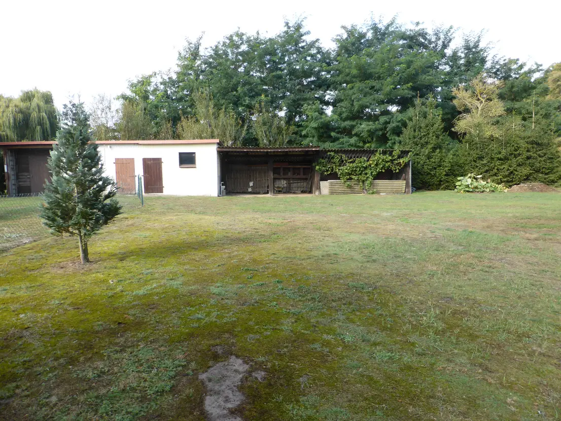 Nebengebäude mit Lagerraum und angrenzendem Carport
