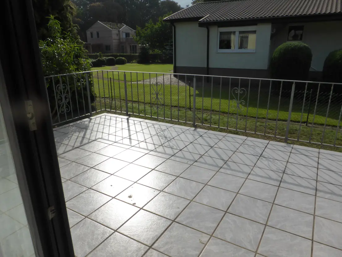Südlich ausgerichtete Terrasse mit ausfahrbarer Markise
