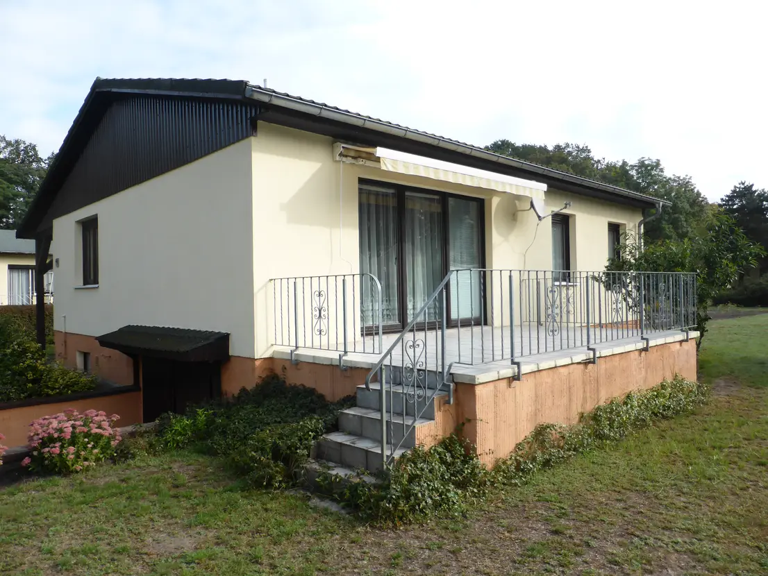Terrasse vor der Fassade des gepflegten Einfamilienhauses