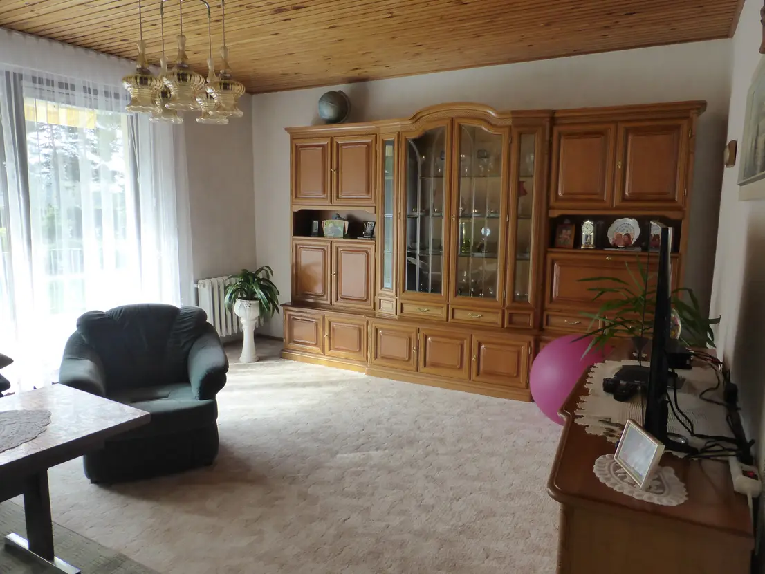 Wohnzimmer mit Stauraum und klassischer Einrichtung