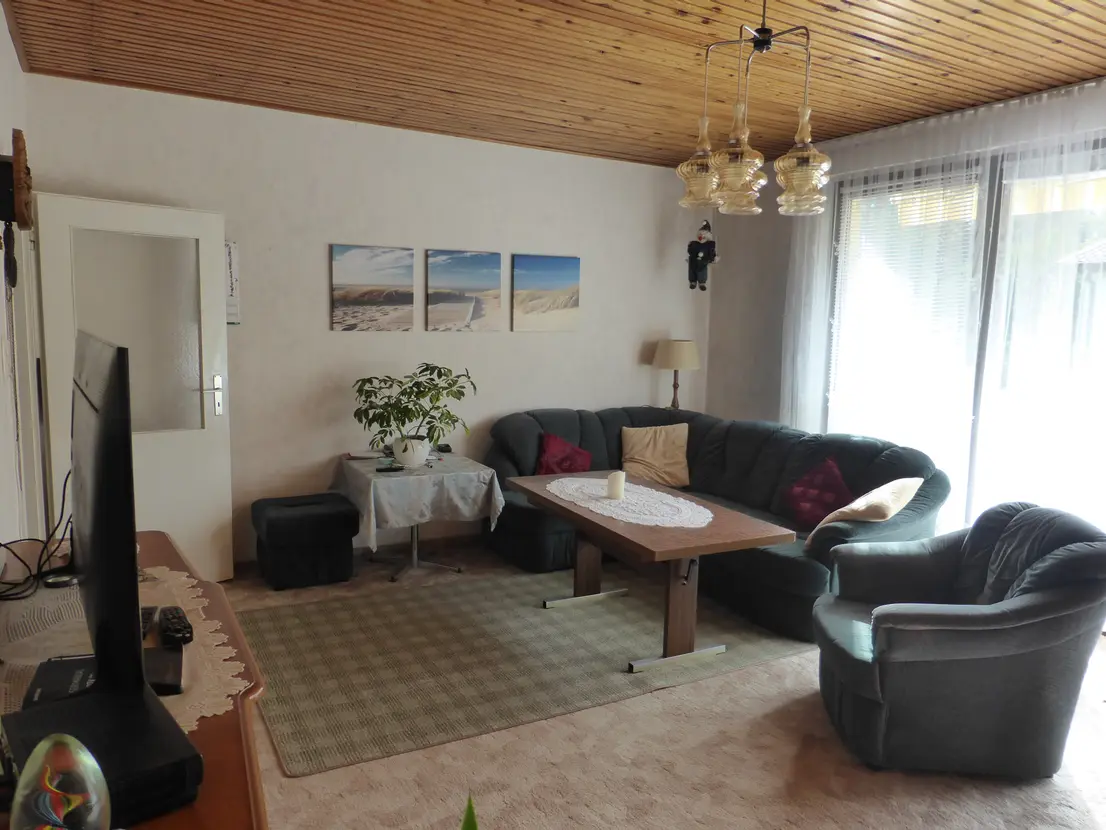 Sofabereich im Wohnzimmer mit Zugang zur Terrasse